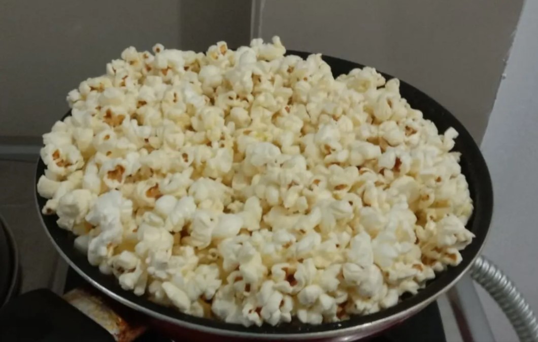 Nonton film jadi aktivitas yang jauh lebih nikmat dengan camilan pendamping. Bayangkan, adegan menegangkan, komedi yang mengocok perut, atau drama romantis yang menyentuh, semua terasa lebih lengkap dengan kudapan yang pas di tangan.