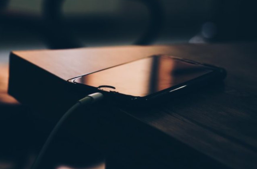 Bermain game mobile sambil mengisi daya baterai adalah kebiasaan yang umum dilakukan banyak orang.