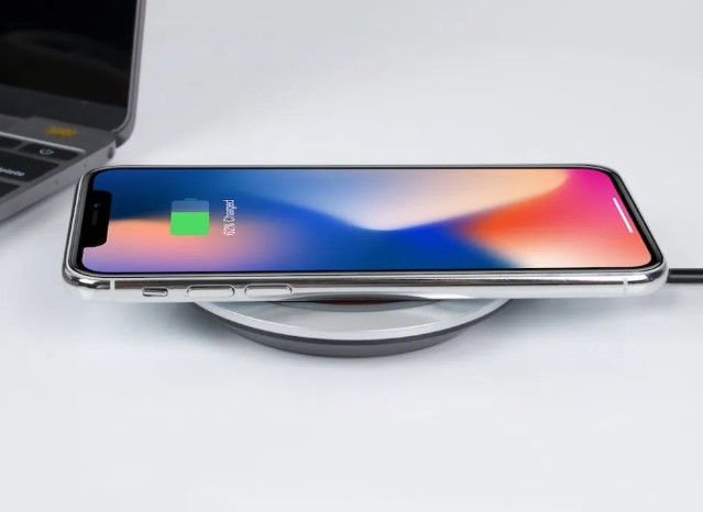 Wireless charging atau pengisian daya nirkabel kini menjadi fitur umum di banyak smartphone, termasuk Android. Wireless charging atau pengisian daya nirkabel kini menjadi fitur umum di banyak smartphone, termasuk Android.