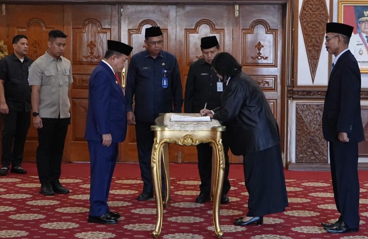 Gubernur Jambi, Dr. H. Al Haris, S.Sos, MH resmi melantik dan mengambil sumpah/janji 101 pejabat yaitu 18 Pejabat Fungsional dan 83 Kepala Sekolah di lingkup Pemerintah Provinsi Jambi