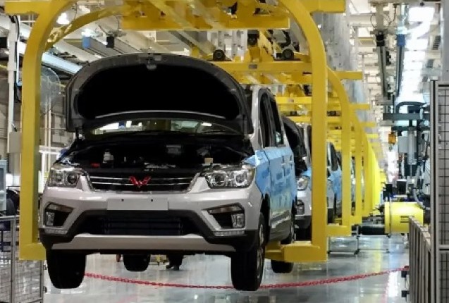 FWD (Front-Wheel Drive) dan RWD (Rear-Wheel Drive) adalah dua sistem penggerak roda yang paling umum digunakan pada mobil. FWD (Front-Wheel Drive) dan RWD (Rear-Wheel Drive) adalah dua sistem penggerak roda yang paling umum digunakan pada mobil.