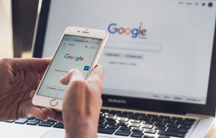 Internet telah menjadi bagian tak terpisahkan dari kehidupan sehari-hari, menyediakan berbagai layanan yang menghubungkan miliaran orang di seluruh dunia.
