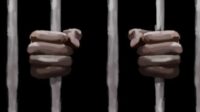 Polisi terus memburu seorang tahanan Polres Muaro Jambi yang kabur dari sel tahanan. Ratusan personil diterjunkan.