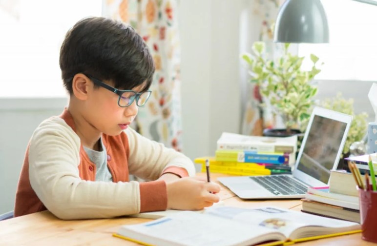 Di era digital yang semakin berkembang, aplikasi belajar online telah menjadi alat yang esensial dalam dunia pendidikan.