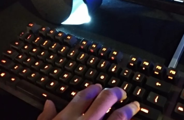 Logitech adalah perusahaan teknologi asal Swiss yang dikenal secara global untuk produk periferal komputer berkualitas tinggi, seperti mouse, keyboard, webcam, dan sistem audio.