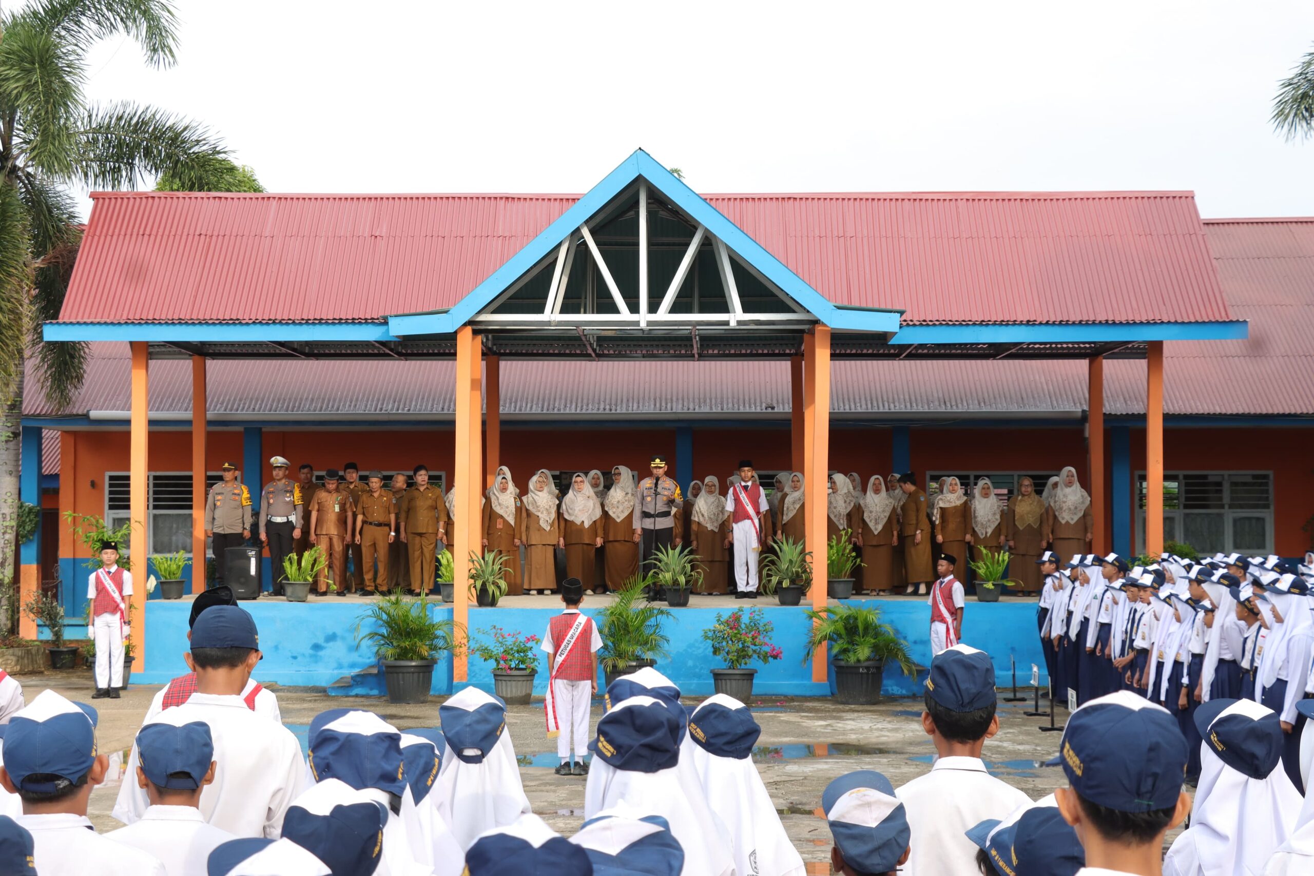 Kapolres Merangin, AKBP Roni Syahendra saat jadi pembina upacara bendera di SMPN 1 Merangin. Senin (3/2/2025). Kapolres Merangin, AKBP Roni Syahendra saat jadi pembina upacara bendera di SMPN 1 Merangin. Senin (3/2/2025).