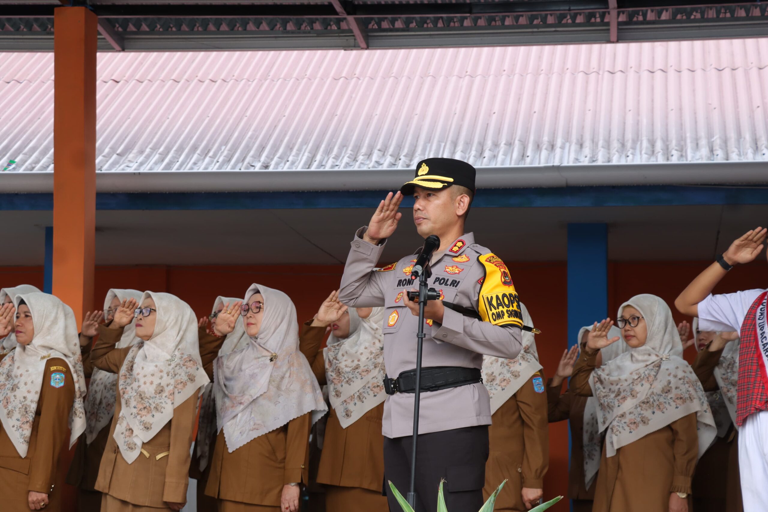 Kapolres Merangin, AKBP Roni Syahendra saat jadi pembina upacara bendera di SMPN 1 Merangin. Senin (3/2/2025).