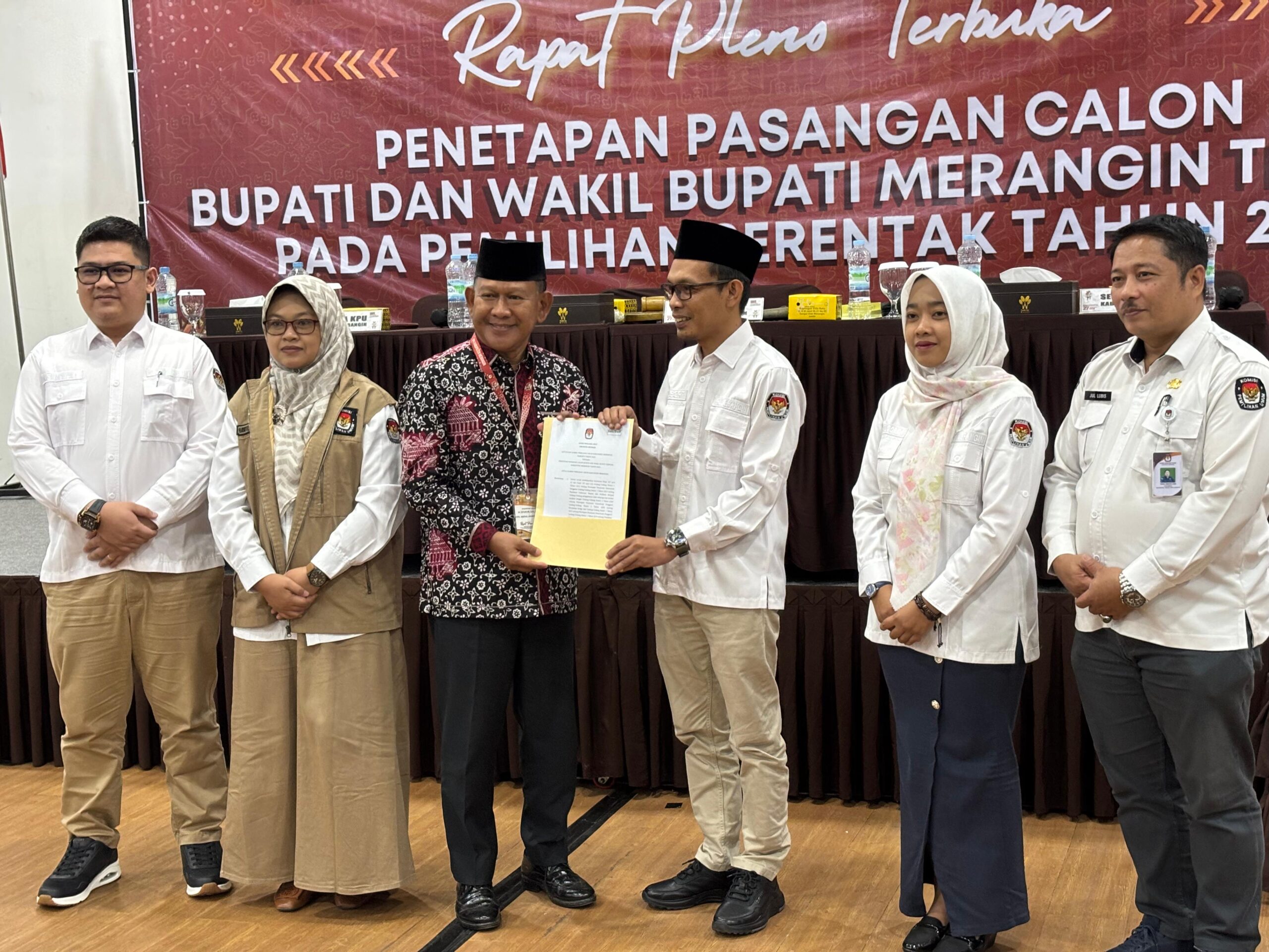 Komisi Pemilihan Umum (KPU) menggelar Rapat Pleno penetapan pasangan calon Bupati dan Wakil Bupati Merangin terpilih pada pemilihan serentak tahun 2024. Kamis Siang (6/2/2025) ruang aula Familly Inn Hotel Bangko.