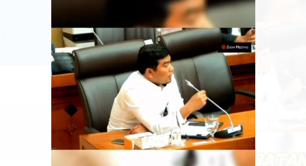 Anggota Komisi XII DPR RI, Rocky Candra melakukan rapat kerja dengan Menteri ESDM, Bahlil Lahadalia.