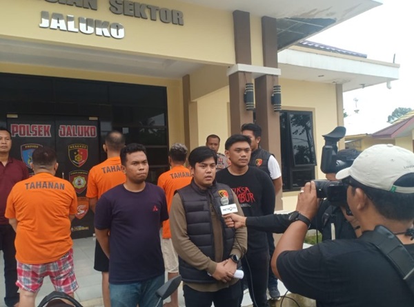 Tim Unit Reskrim Polsek Jambi Luar Kota, Polres Muaro berhasil meringkus dua orang pencuri Handphone (HP) di Masjid Attaqwa Desa Mendalo Darat.