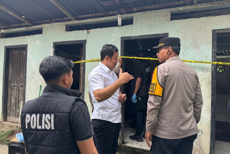Warga RT 16 Desa Sebapo, Kecamatan Mestong, Kabupaten Muaro Jambi dihebohkan dengan penemuan mayat berjenis kelamin laki-laki tergantung di dalam toilet rumah makan Desa Sebapo. Warga RT 16 Desa Sebapo, Kecamatan Mestong, Kabupaten Muaro Jambi dihebohkan dengan penemuan mayat berjenis kelamin laki-laki tergantung di dalam toilet rumah makan Desa Sebapo.