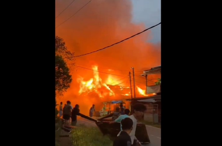 Sebanyak 5 unit rumah di kawasan permukiman padat penduduk di Kelurahan Tungkal Harapan, Tungkal Ilir, Kabupaten Tanjung Jabung Barat.
