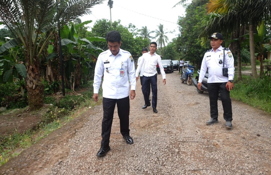 Penjabat Bupati Muaro Jambi Drs Raden Najmi, melakukan peninjauan langsung ke jalan rusak di RT 04 Desa Sungai Gelam, Kecamatan Sungai Gelam Penjabat Bupati Muaro Jambi Drs Raden Najmi, melakukan peninjauan langsung ke jalan rusak di RT 04 Desa Sungai Gelam, Kecamatan Sungai Gelam