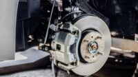 Rem blong adalah mimpi buruk bagi setiap pengemudi. Kehilangan kendali atas kendaraan karena sistem pengereman yang gagal dapat berakibat fatal.