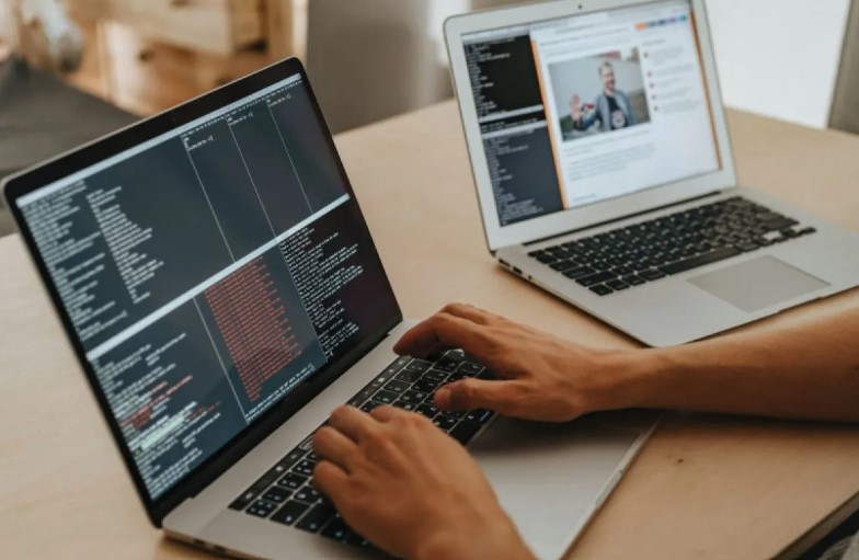 Memilih laptop yang tepat untuk kebutuhan kerja bisa menjadi tugas yang menantang, terutama dengan begitu banyaknya pilihan yang tersedia di pasar.