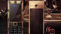 Vertu, nama yang melegenda di dunia ponsel mewah, dikenal karena penggunaan material premium, desain eksklusif, dan layanan concierge pribadi yang tak tertandingi.