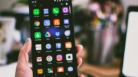 Handphone sudah menjadi bagian dari kehidupan sehari-hari. Manusia saat ini adalah manusia gadget, yang menggantungkan segala urusannya pada gadget, terutama smartphone.