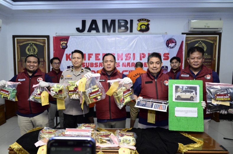 Direktorat Reserse Narkoba (Dirresnarkoba) Polda Jambi berhasil amankan tiga orang pengedar narkoba jaringan Internasional.