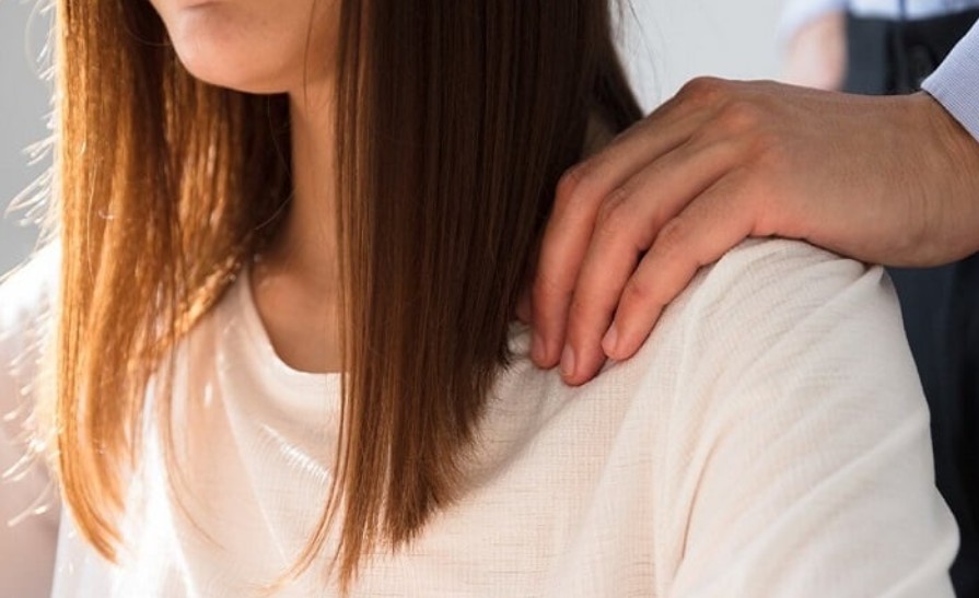 Seorang oknum pejabat diduga melecehkan seorang kasir berinisial MR (23) kasir spa di salah satu hotel. Seorang oknum pejabat diduga melecehkan seorang kasir berinisial MR (23) kasir spa di salah satu hotel.