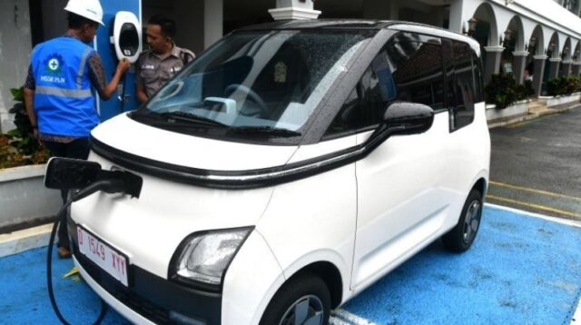 Mobil listrik semakin populer di Indonesia, terutama dengan meningkatnya kesadaran akan lingkungan dan kebijakan pemerintah yang mendukung elektrifikasi kendaraan.
