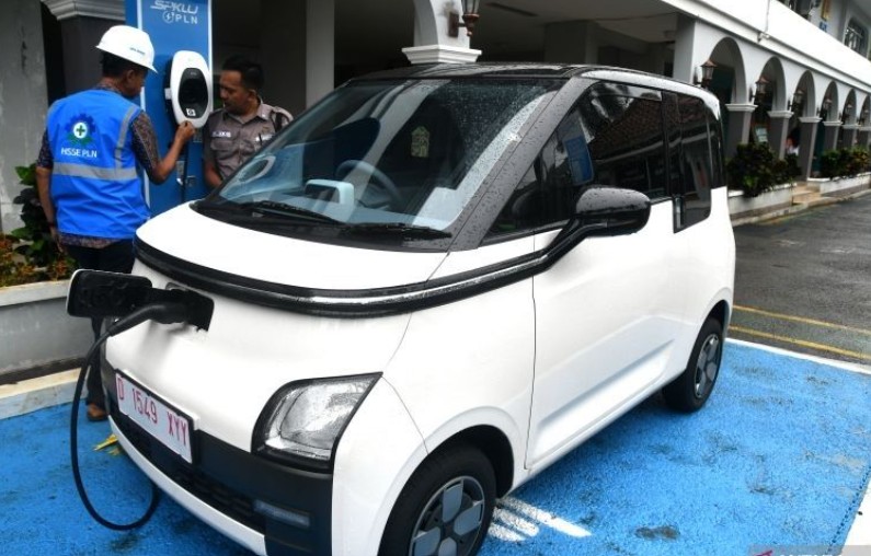 Mobil listrik semakin populer di Indonesia, terutama dengan meningkatnya kesadaran akan lingkungan dan kebijakan pemerintah yang mendukung elektrifikasi kendaraan. Mobil listrik semakin populer di Indonesia, terutama dengan meningkatnya kesadaran akan lingkungan dan kebijakan pemerintah yang mendukung elektrifikasi kendaraan.