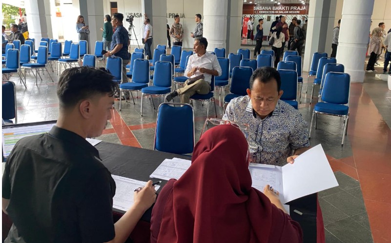 Bupati dan Wakil Bupati Muaro Jambi terpilih periode 2025-2030 Bambang Bayu Suseno (BBS) dan Junaidi H Mahir menjalani pemeriksaan kesehatan. Bupati dan Wakil Bupati Muaro Jambi terpilih periode 2025-2030 Bambang Bayu Suseno (BBS) dan Junaidi H Mahir menjalani pemeriksaan kesehatan.