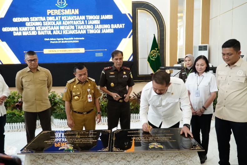 Gubernur Jambi, Dr. H. Al Haris, S.Sos, MH menghadiri Peresmian Gedung Sentra Diklat Kejaksaan Tinggi Jambi, Gedung Sekolah Adhyaksa I Jambi, Gedung Kantor Kejaksaan Negeri Tanjung Jabung Barat, dan Masjid Baitul Adli Kejaksaan Tinggi Jambi Gubernur Jambi, Dr. H. Al Haris, S.Sos, MH menghadiri Peresmian Gedung Sentra Diklat Kejaksaan Tinggi Jambi, Gedung Sekolah Adhyaksa I Jambi, Gedung Kantor Kejaksaan Negeri Tanjung Jabung Barat, dan Masjid Baitul Adli Kejaksaan Tinggi Jambi
