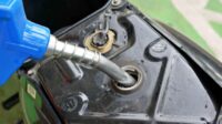 Banyak pengendara motor yang sering mengabaikan indikator bahan bakar dan membiarkan motornya berjalan hingga bensin benar-benar habis.