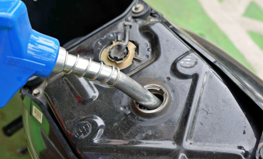 Banyak pengendara motor yang sering mengabaikan indikator bahan bakar dan membiarkan motornya berjalan hingga bensin benar-benar habis.