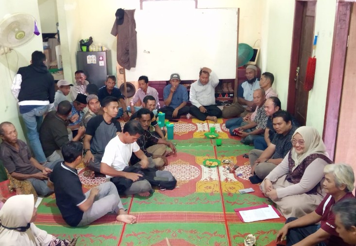 Puluhan masyarakat Desa Terusan, Kecamatan Muara Bulian, Kabupaten Batanghari mengadu ke Yayasan Keadilan Rakyat (YKR) Jambi.