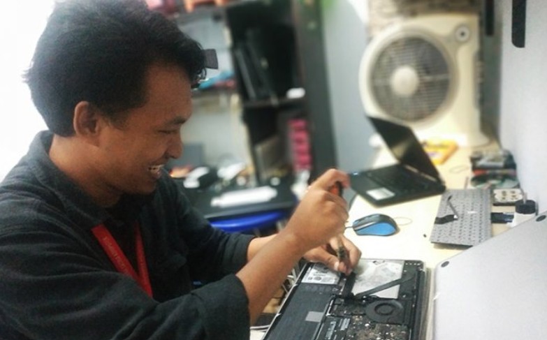 Ketika laptop mengalami masalah, pengguna dihadapkan pada dua pilihan untuk memperbaikinya: service center resmi atau non-resmi. Ketika laptop mengalami masalah, pengguna dihadapkan pada dua pilihan untuk memperbaikinya: service center resmi atau non-resmi.