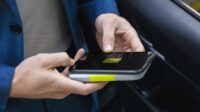 Di era digital ini, daya tahan baterai yang cukup pada perangkat mobile adalah kebutuhan utama.