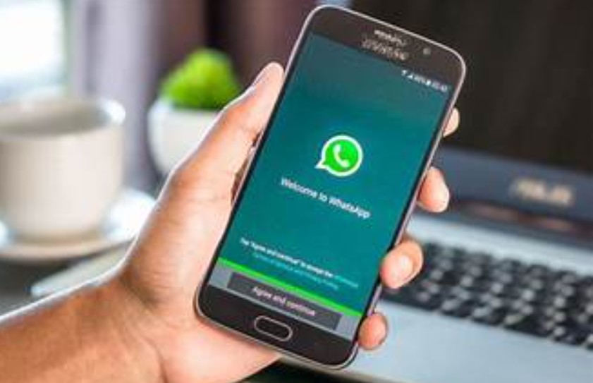 Perkembangan teknologi kecerdasan buatan (AI) telah menyebabkan banyak perubahan di berbagai bidang, termasuk dalam cara kita berkomunikasi sehari-hari Perkembangan teknologi kecerdasan buatan (AI) telah menyebabkan banyak perubahan di berbagai bidang, termasuk dalam cara kita berkomunikasi sehari-hari