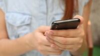 Menyadap ponsel pasangan sering dinilai sebagai tindakan yang melanggar privasi. Memang benar demikian.