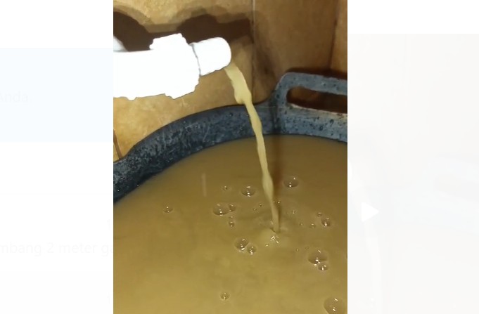 Sebuah video dari seorang memperlihatkan kualitas air PDAM Tirta Muaro Jambi. Meski disaring, air tetap saja kotor.