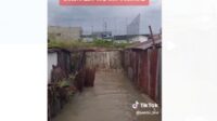 Tampak banjir yang melanda warga sekitar pembangunan Mall JBC yang beredar di Media Sosial.