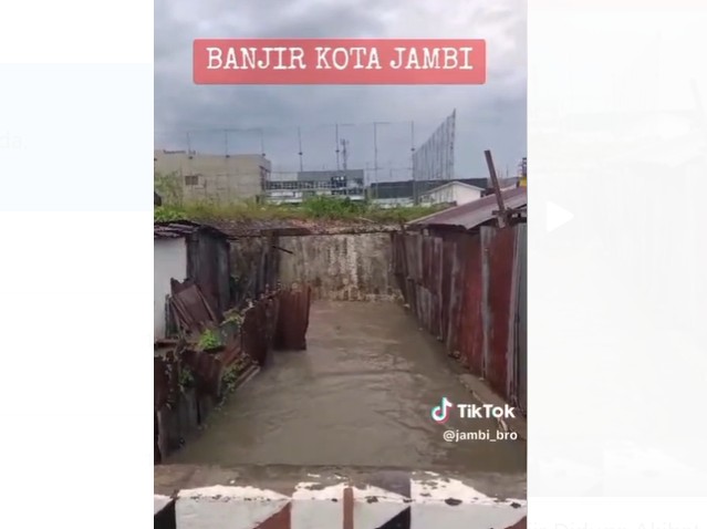 Tampak banjir yang melanda warga sekitar pembangunan Mall JBC yang beredar di Media Sosial.