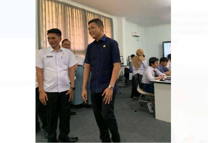 Ketua DPRD Provinsi Jambi, M. Hafiz memantau langsung pelaksanaan Tes Computer Assisted Test (CAT) untuk Penerimaan Peserta Didik Baru (PPDB) tahun ajaran 2025/2026 di Sekolah Menengah Atas (SMA) Titian Teras Abdurrahman Sayoeti