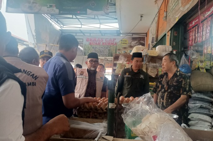 Sekretaris Daerah (Sekda) Provinsi Jambi Dr. H. Sudirman, SH, MH bersama Tim Pengendalian Inflasi Daerah (TPID) Provinsi Jambi dan Tim Satgas Pangan Provinsi Jambi melakukan inspeksi mendadak (sidak) ke Pasar Moderen Angso Duo Jambi