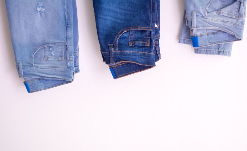 Jeans adalah salah satu pakaian yang paling serbaguna dan ikonik dalam dunia mode.