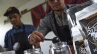 Ngopi, atau menikmati kopi, telah berkembang menjadi lebih dari sekadar aktivitas minum.