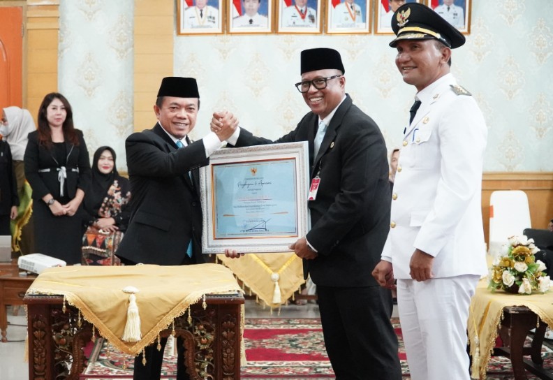 Gubernur Jambi, Dr. H. Al Haris, S.Sos, MH menghadiri Serah Terima Jabatan (Sertijab) Bupati dan Wakil Bupati Sarolangun periode 2025–2030