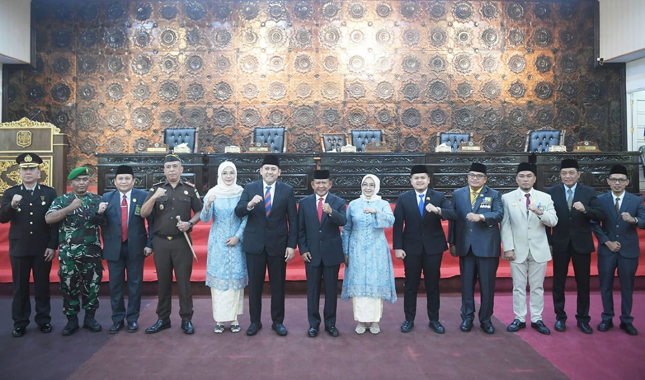 Bupati Merangin H M Syukur dan Wabup Merangin H A Khafidh foto bersama usai Sidang Paripurna Pidato Pertama. Selasa (4/3/2025).