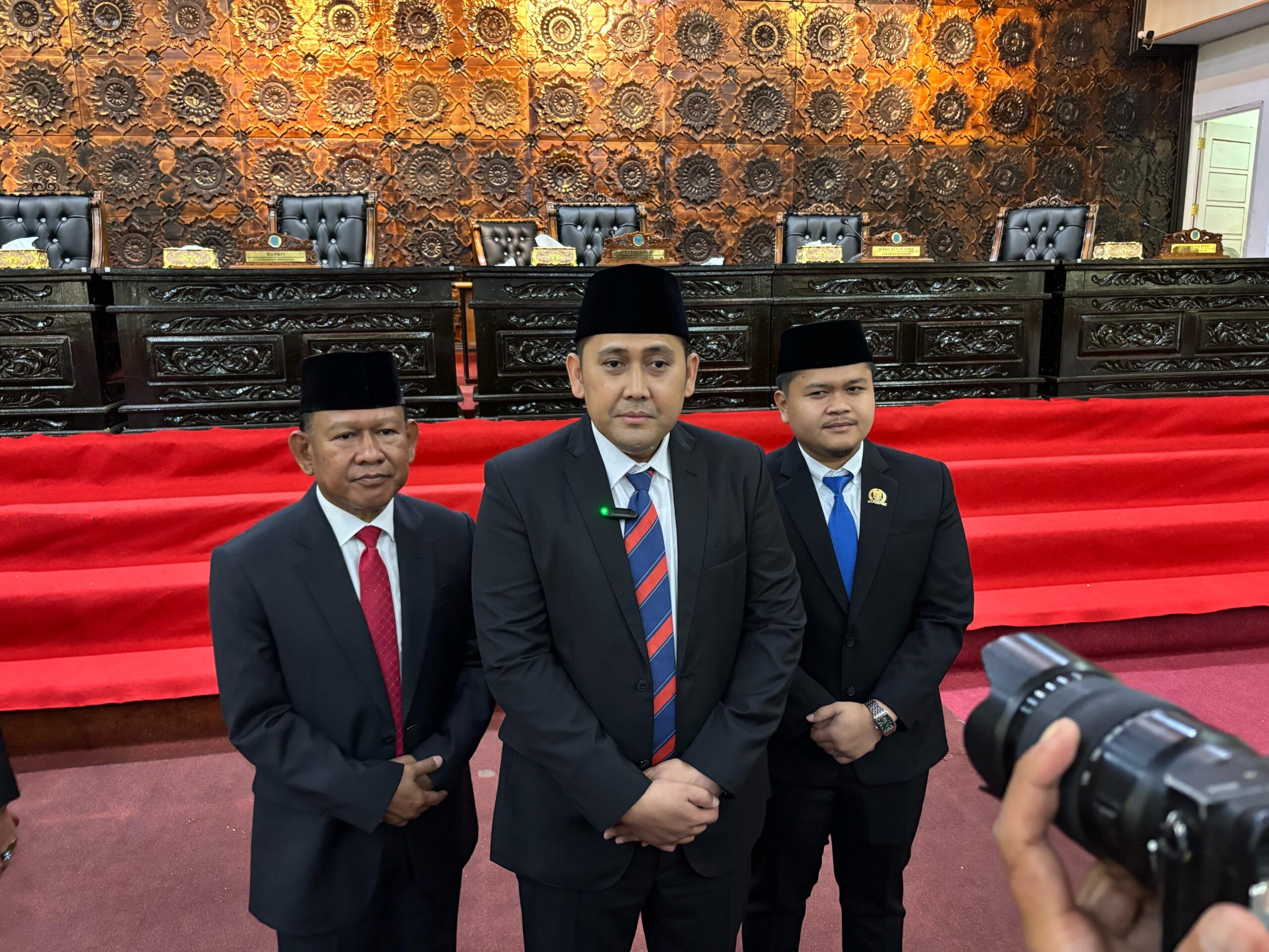 Bupati Merangin H M Syukur (tengah) Wabup H A Khafid (kiri) Ketua DPRD Merangin M Rifaldi (kanan). foto: Edo jambiseru Bupati Merangin H M Syukur (tengah) Wabup H A Khafid (kiri) Ketua DPRD Merangin M Rifaldi (kanan). foto: Edo jambiseru