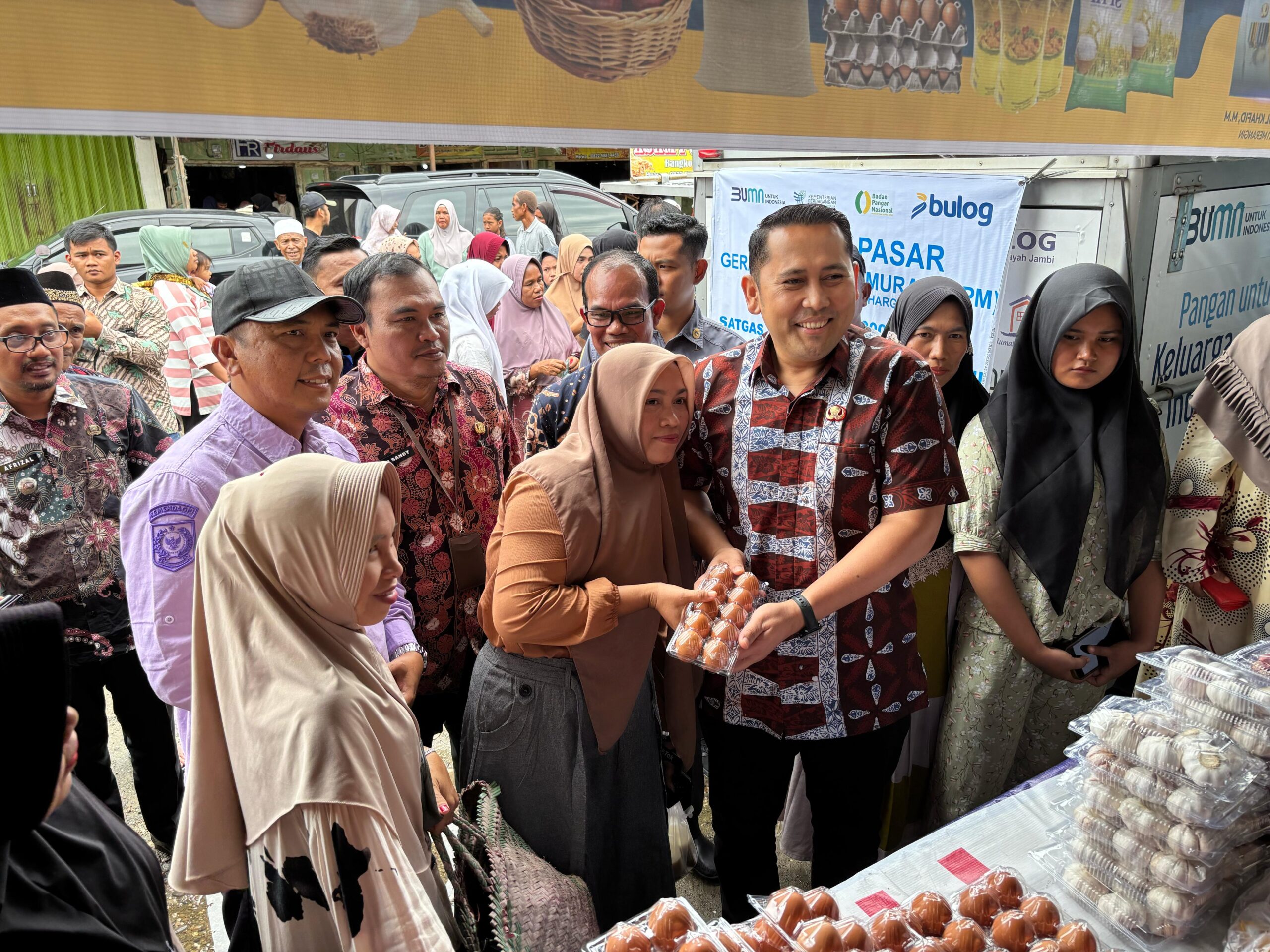 Bupati Merangin M Syukur saat buka Gerakan Pangan Murah (GPM) di Pasar Sungai Manau. Kamis (13/3/2025). foto: Edo Bupati Merangin M Syukur saat buka Gerakan Pangan Murah (GPM) di Pasar Sungai Manau. Kamis (13/3/2025). foto: Edo