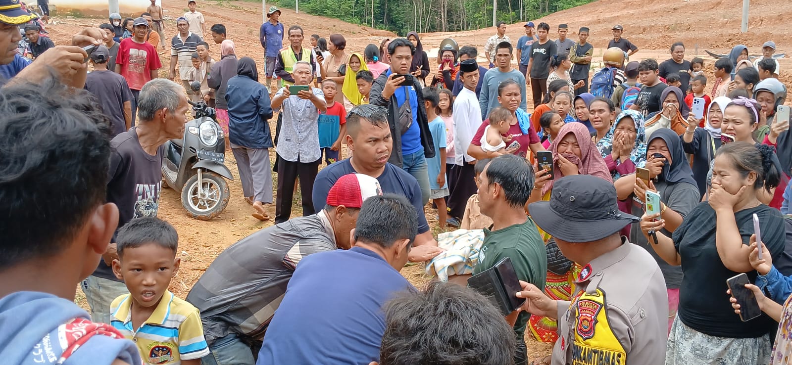 Bocah berusia 10 tahun di Kota Jambi ditemukan tewas di dalam kolam galian yang tidak juah dari Komplek Perumahan di Kawasan Desa Pematang Gajah, Muaro Jambi.