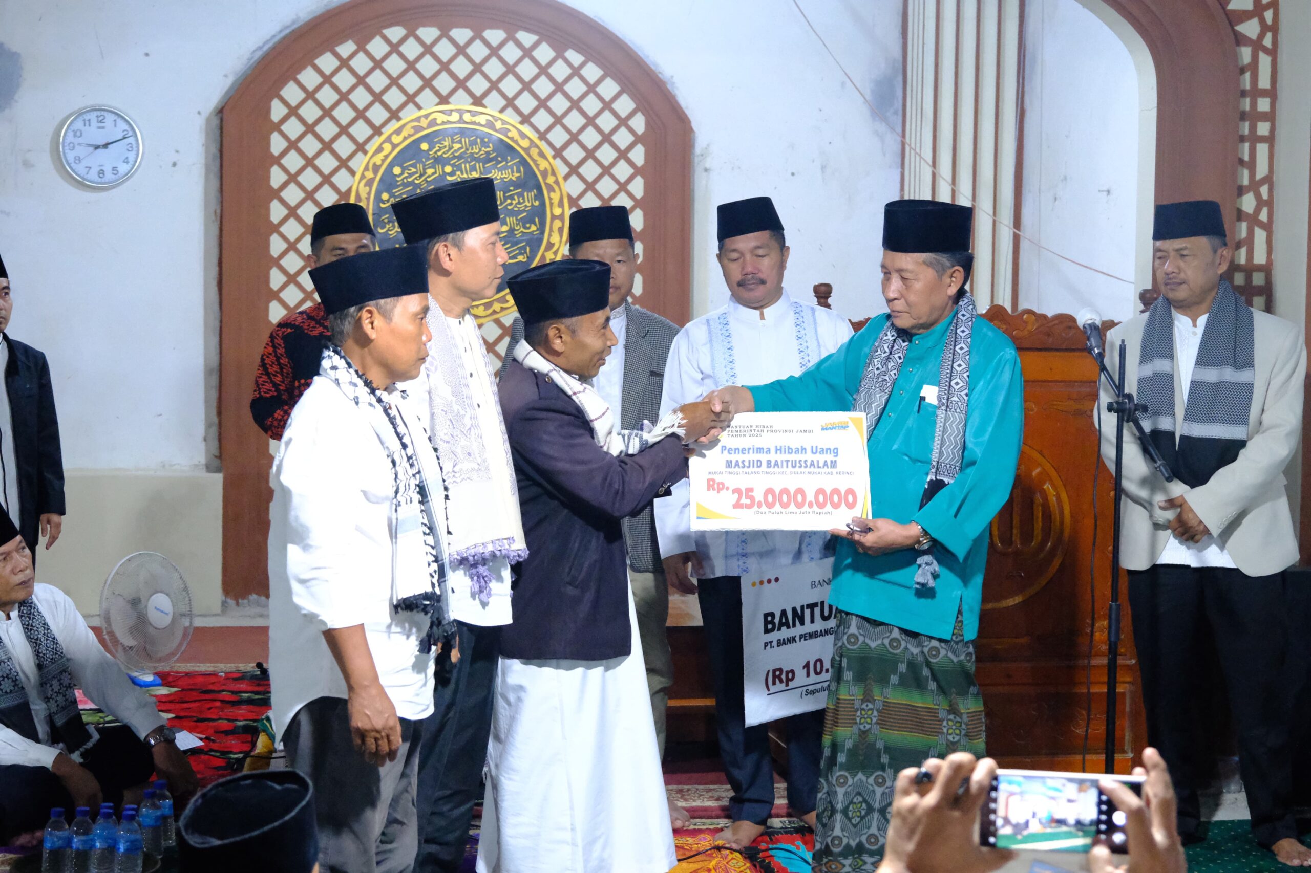 Wakil Gubernur Jambi Drs. H. Abdullah Sani, M.Pd.I melaksanakan Safari Ramadhan bersama Kepala Organisasi Perangkat Daerah (OPD) terkait di lingkungan Pemerintah Provinsi Jambi, bertempat di Masjid Baitussalam, Desa Mukai Tinggi dan Desa Talang Tinggi, Kecamatan Siulak Mukai, Kabupaten Kerinci