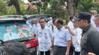 Bupati Merangin, M Syukur bersama Wabup Khafid saat pemasangan stiker mobil dinas Pemkab Merangin. Rabu (26/3/2025)