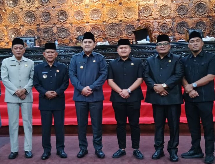 Bupati Merangin, M Syukur dan Wabup A Khafid bersama Pimpinan DPRD Merangin usai rapat paripurna. Rabu Malam (26/3/2025).