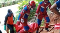 Mayat wanita tanpa identitas ditemukan tersangkut di aliran sungai Kalimalang, dekat Universitas Borobudur, Cipinang Melayu, Jakarta Timur,